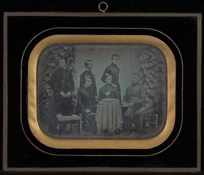 (Portret van zes jongens in militaire schooluniformen met hun leraar) door Jean Gabriel Eynard